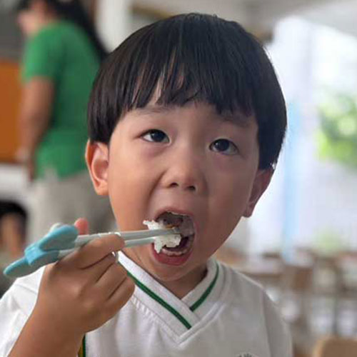 食具の持ち方指導