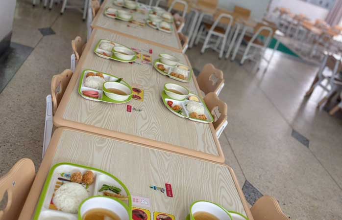 給食を楽しむ子どもたち