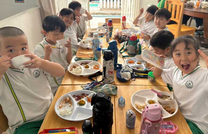 給食を楽しむ子どもたち